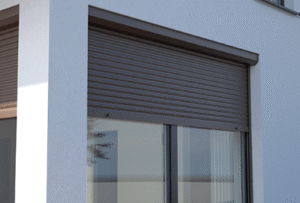 Persianas para ventanas grandes: opciones, motor y aislamiento 1 Persianas enrollables