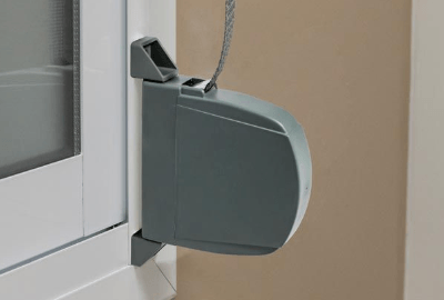 Tipos de recogedores de persianas: cuál necesitas y cómo elegir el correcto 2 Recogedor exterior o de superficie